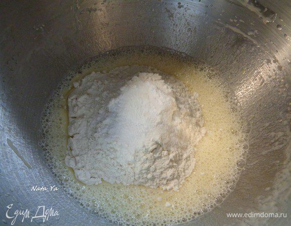 Добавьте просеянную муку (с содой и разрыхлителем).
Муки может понадобиться чуть больше, смотрите по консистенции теста в конце, оно должно получиться густоватым, кексовым то есть.