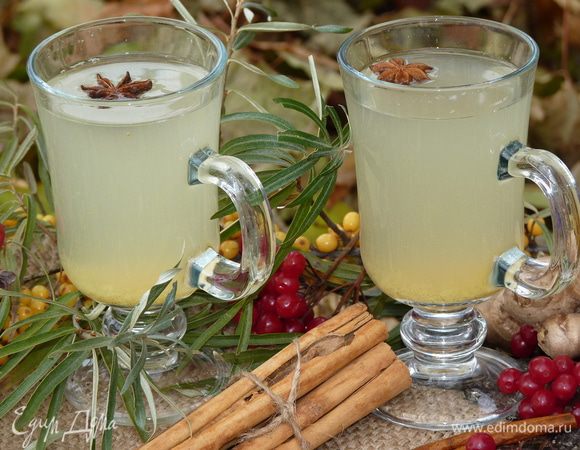 Добавить облепиху в чай, снять с огня. Дать настояться 5 минут. Процедить, добавить мед по вкусу. Готово!