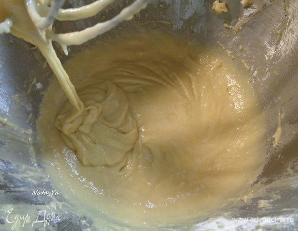 Замесите густое тесто.