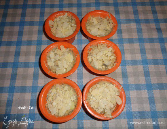 Верх посыпать миндальными хлопьями.