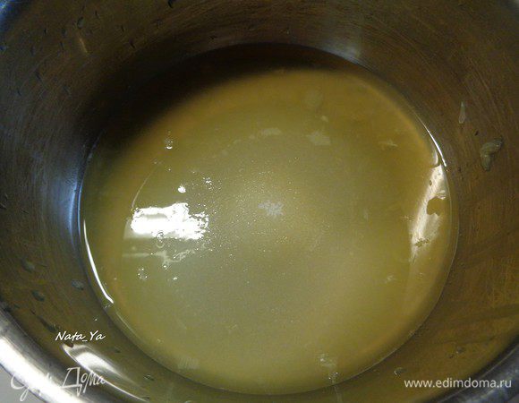 Приготовить сироп-пропитку: смешать в сотейнике сок одного лимона и сок одного апельсина с сахаром и дать ему раствориться, затем добавить ром и уварить до состояния сиропа. У меня на это ушло минут 7 — 10.