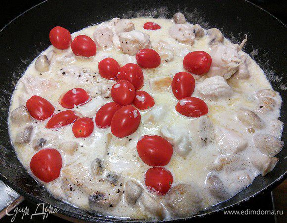 Выложить мясо и помидоры и тушить 5 мин. Мне показалось, что соус жидковат, поэтому я запустила его 1 чайной ложкой кукурузного крахмала (разводите крахмал в 2 ст. л. холодной воды и вливаете в сковороду). Можно также уменьшить изначальное количество воды до 100 мл. 