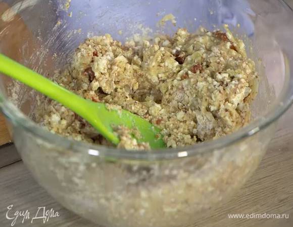 Муку перемешать с разрыхлителем и солью, добавить измельченный миндаль, натертый сыр, нарезанные помидоры и творог, все перемешать.