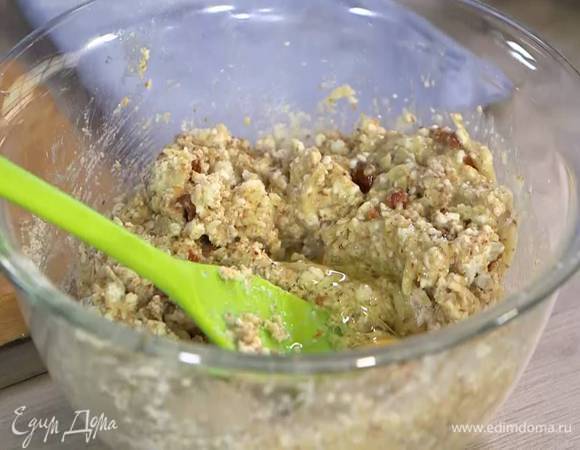 Ввести в тесто яйца, влить оливковое масло и 1 ст. ложку воды, вымешать лопаткой.