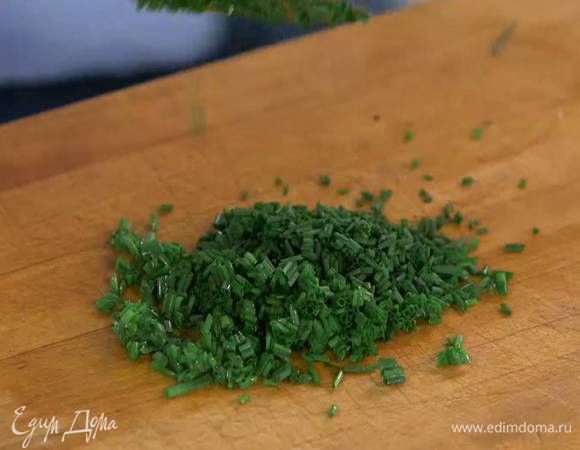 Шнитт-лук мелко порубить (должны получиться 2‒3 ст. ложки), добавить в тесто и перемешать.