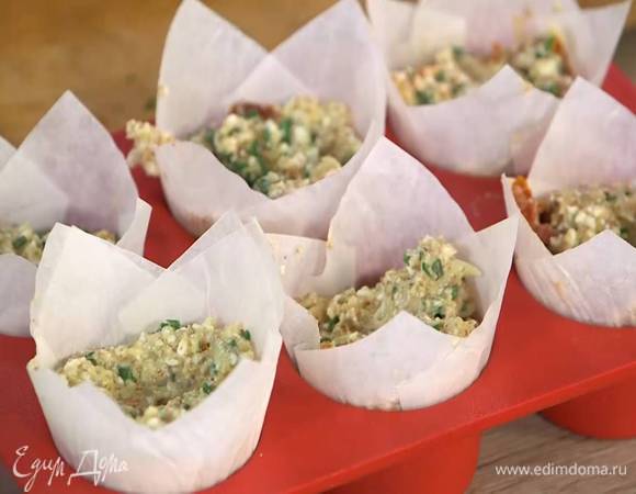 В формочки для маффинов поместить бумажные вкладыши и выложить тесто.