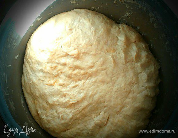 Во-первых, надо запастись хорошим настроением:) Дрожжевое тесто очень тонко чувствует и чутко реагирует на посторонние раздражители, поэтому к процессу его приготовления надо подходить со всей ответственностью, но не стоит пугаться — получится у всех. Подогреем 1 литр молока (мама говорит, что по-другому у нее уже рука не берет), добавим дрожжи. Размешаем. Затем сахар, соль, яйцо. Вмешиваем небольшую часть хорошо просеянной муки, затем добавляем растопленное сливочное масло. Постепенно вмешиваем оставшуюся муку, но очень аккуратно, главное — «не забивать» тесто, оставить его мягким, «дышащим», хорошо вымешанным. Для облегчения процесса  можно смазать руки подсолнечным маслом.