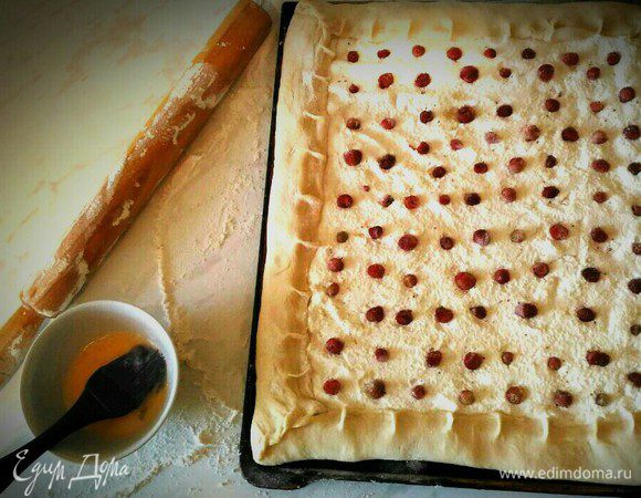 Так повелось, что печем мы обычно не менее трех разных видов: обычно один несладкий и два сладких + плюшки для мужчин-сладкоежек. Гулять так гулять, готовить так готовить. Но сегодня у нас в гостях три сладких варианта.
Для ватрушки смешиваем ингредиенты для начинки до однородности. Выкладываем  раскатанное тесто на смазанный маслом противень, распределяем начинку. Яркий солнечный день напомнил мне о лете, поэтому добавила в начинку немного лесной клубники, припасенной в этот богатый на урожай год. Дать подойти 10 — 15 минут, смазать яйцом и выпекать 20 — 25 минут при 180°С до румяности. Ориентируйтесь на свою духовку!