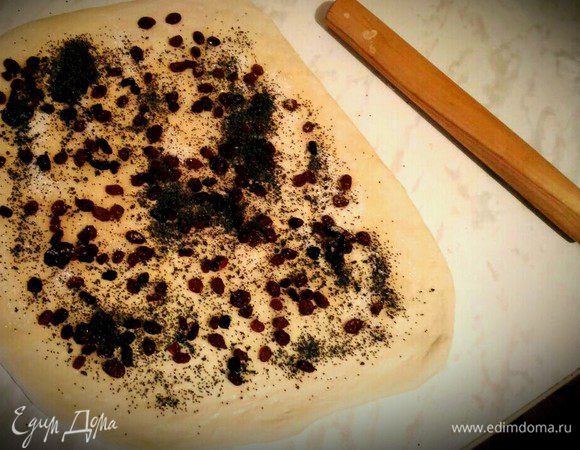 Маковый рулет: раскатываем тесто, посыпаем сахаром, маком, выкладываем изюм (количество продуктов произвольно, на ваш вкус). Заворачиваем рулетом, смазываем яйцом, выпекаем 15 — 20 минут при 180°С. 