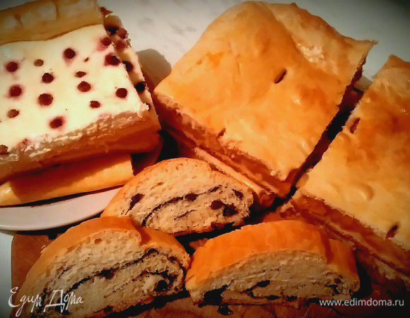 Выпечка каждый раз для меня — это чудо: когда из обычного набора продуктов ты получаешь нечто совершенно удивительное, особенное. Возможно, кому-то рецепт покажется незамысловатым и обыденным. В выпечке стараюсь не повторяться: мне интересно пробовать необычные сочетания, чувствовать на вкус новые страны, города (так я получаю возможность путешествовать и приобщать к этому мою семью). Но этот рецепт, пожалуй, единственное исключение из правила. Он возвращает в детство, в беззаботную, уютную пору моей жизни. Глубокая благодарность моим маме и бабушке — тем женщинам, благодаря которым это становится возможным. Мира, тепла вашему дому и побольше уютных семейных вечеров!