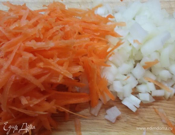 Лук нарезать мелкими кубиками, а морковь натереть на крупной терке. Все обжарить до готовности.