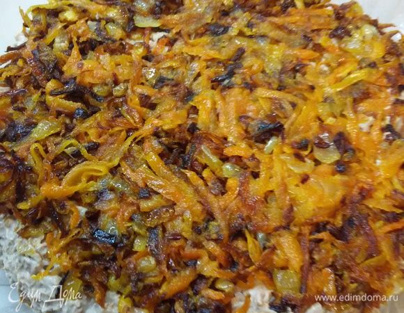 На печенб выложить обжаренные лук и морковь. Но лучше их сначала положить на салфетку, чтобы стек лишний жир.