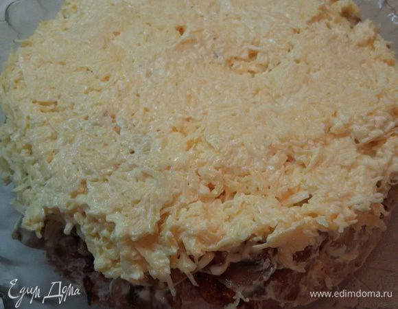 Сыр натереть на мелкой терке и смешать с майонезом. Я для остроты добавила немного  чеснока. Это на любителя.