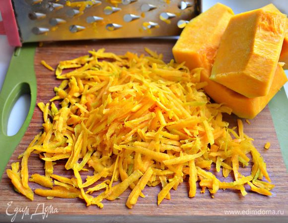 Тыкву очистите, нарежьте на небольшие кусочки и натрите на крупой терке.