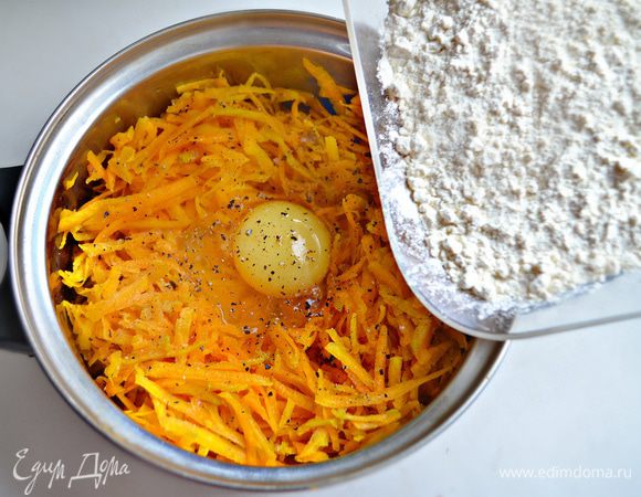 Добавьте соль, перец, яйцо, введите 100 г муки и перемешайте. Дайте смеси постоять около 15 мин.