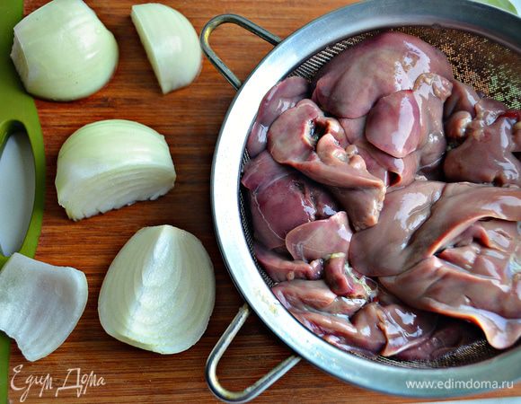 Куриную печень в начале промойте, а затем вымочите 15 мин в холодной воде. Репчатый лук необходимо почистить и вместе с куриной печенью измельчить в мясорубке. Посолите, слегка поперчите и добавьте пару щепоток соды. Введите 1 яйцо и оставшуюся муку, хорошо перемешайте и дайте смеси немного постоять. 