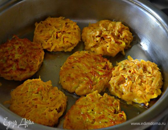 Тем временем пожарьте на растительном масле с двух сторон до готовности тыквенные оладьи.
