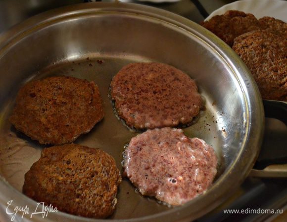 Затем также на растительном масле пожарьте с двух сторон печеночные оладьи.