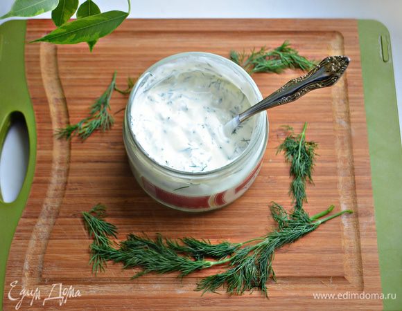Сметану смешайте с рубленным укропом. 
