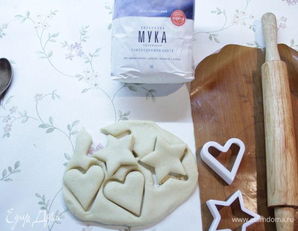 Раскатать тесто в пласт толщиной около 8 мм, вырезать формочками печенье.