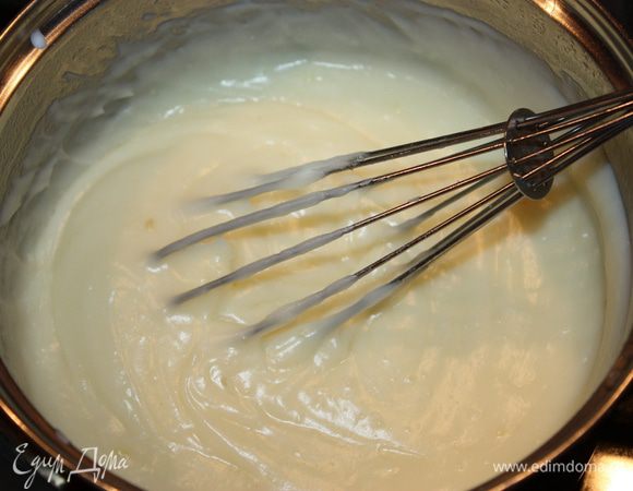 Крем патисьер. Смешиваем сахар с мукой и ванильным сахаром в ковшике. Добавляем к ним желтки и перемешиваем до образования крошкообразной массы. Вливаем 150 мл холодного молока, перемешиваем. Остальное молоко доводим до кипения, вливаем его несколькими этапами в основной крем, постоянно перемешивая его. Ставим на огонь, в непрерывном помешивании доводим его до загустения. Убираем крем с плиты и охлаждаем его.