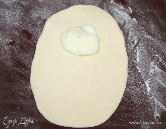 Круассаны. Разделяем тесто на равные кусочки. Каждый кусочек раскатываем в форму прямоугольника. На один края кладем одну столовую ложку крема патисьер.