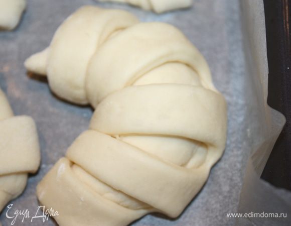 Далее заворачиваем эти полоски и придаем форму круассана. Выкладываем на пергаментную бумагу, смазанную сливочным маслом. Даем им постоять не дольше 10 минут.