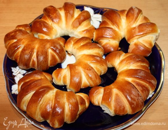 Перед тем, как отправить круассаны в духовку, смазываем их яйцом. Выпекаем при 180°С приблизительно 18 — 20 минут.