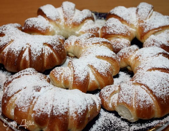 Остывшие круассаны присыпаем сахарной пудрой. Наши круассаны с кремом патисьер готовы.