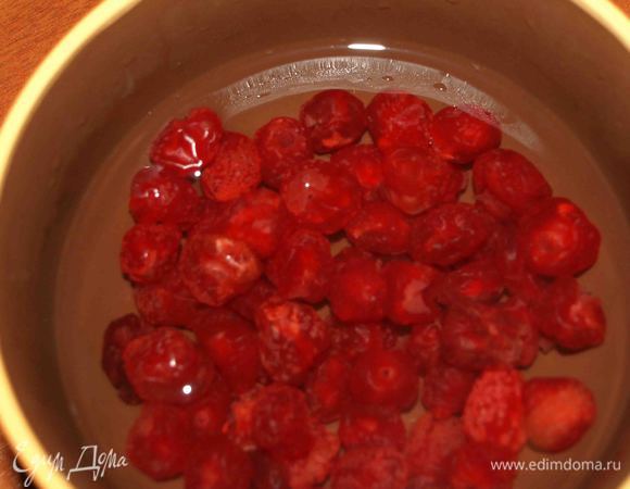 Вишню заливаем горячей водой и оставляем на 15 минут.