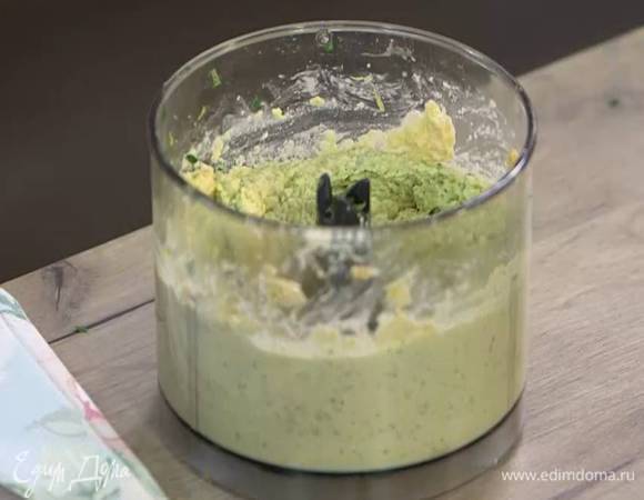 Приготовить хумус: нут и пасту тахини измельчить в блендере, добавить цедру, влить 1 ст. ложку сока лимона, 2 ст. ложки оливкового масла, 2‒3 ст. ложки кипяченой воды и взбить все в гладкую массу, затем добавить шнитт-лук, оставшееся масло и взбить еще немного.