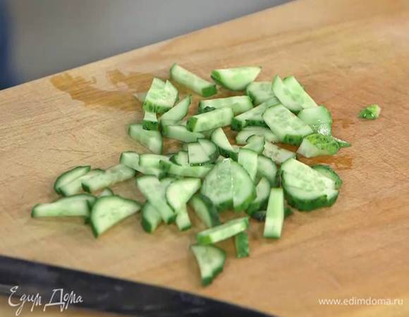 Огурец нарезать маленькими кусочками.