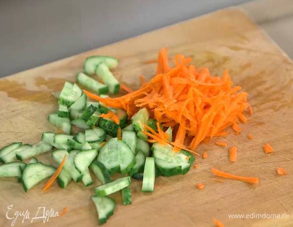 Морковь почистить и натереть на крупной терке.