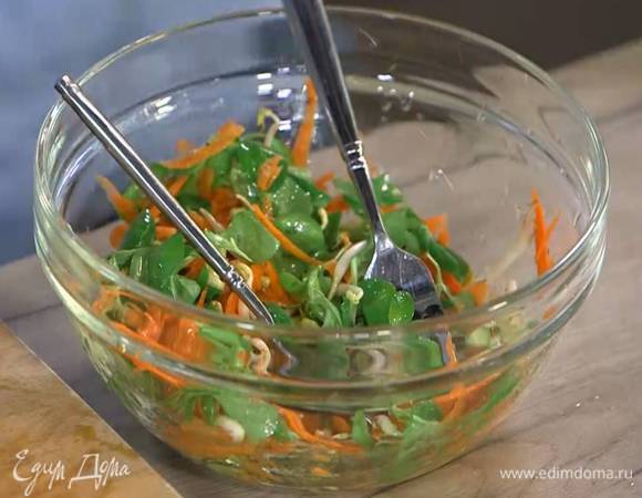 Огурец и морковь выложить в глубокую посуду, сбрызнуть лимонным соком, посолить, поперчить, затем добавить ростки сои, салатные листья, полить оливковым маслом и все перемешать.