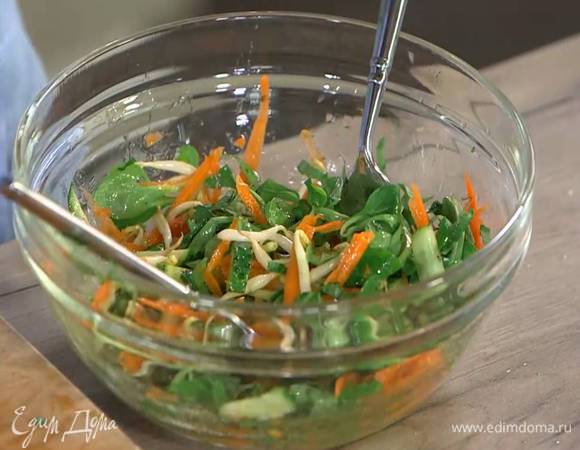 Кинзу мелко порубить, добавить к овощам и перемешать.