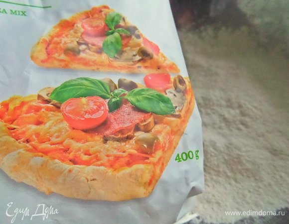 На этот раз мы готовили с сыном из покупной смеси для пиццы местного производства. Там уже есть в муке итальянские травки. Их так не видно, но при раскатывании пласта крапинки проявляются. Соль и разрыхлитель тоже в составе присутствуют.