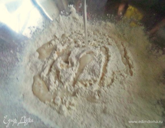 Влить в мучную смесь воду.