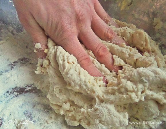 Замесить тесто рукой.