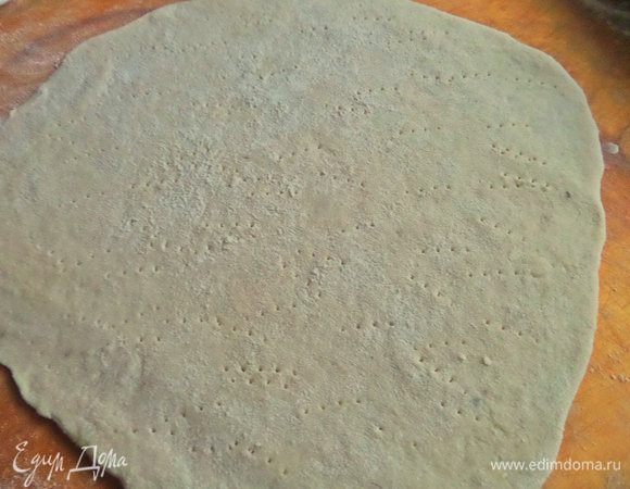 Раскатать один шар в пласт. Наколоть вилкой.