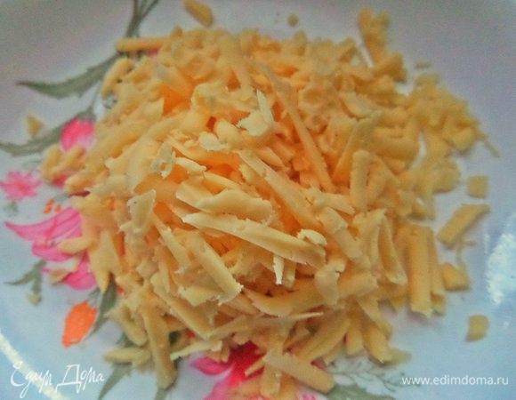 Сыр (обычный) крупно натереть.