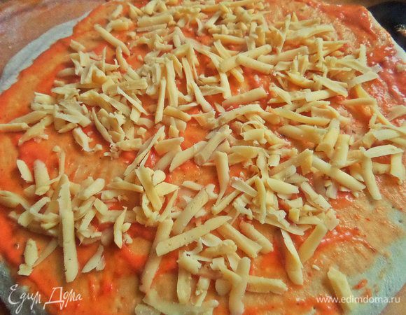 Посыпать половину на тесто.