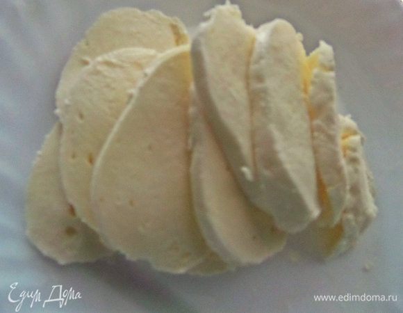 Моцареллу нарезать. Указан чистый вес, а на пачке в рассоле вес 250 г.