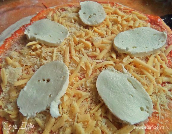 Распределить на 2 пиццы ломтики моцареллы.