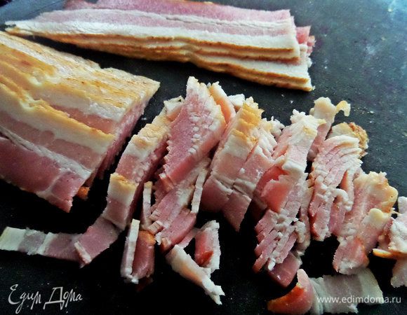 Бекон измельчить. Удобно, когда подмороженный, настрогать мелкой крошкой.