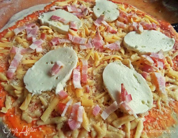 Насыпать бекон на сыры.