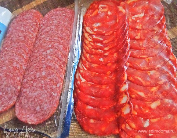 Теперь самое пикантное в нашей пицце. Задумка была сына, он и метнулся в магазин за колбасками чоризо (справа,в упаковке 75 г). Кто еще не пробовал, любит пикантное и острое, советую попробовать! «Чоризо — типичный испанский продукт, который характеризуется использованием красного перца и чеснока как основы его приправы».