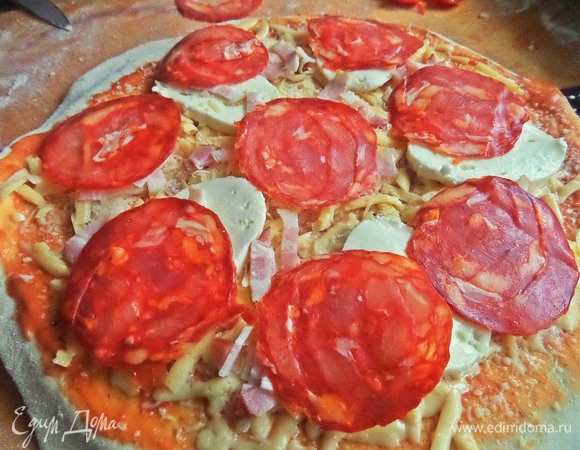 Совсем немного надо чоризо ,к тому же она легкая и тончайше нарезана. 