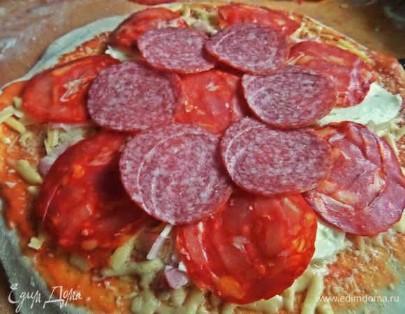 Салями тоже желаемое количество ломтиков.