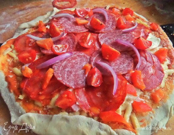 Завершаем картину дольками черри, кубиками перца и чуть-чуть лука.