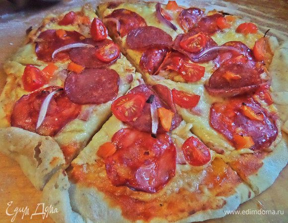 Мы пекли на камне для пиццы диаметром 25 см. Нагрели его в духовке, перенесли на него тесто и быстро уложили начинки, которые подготовлены заранее. Отправить в духовку выпекаться минут 15 при 190 — 200°С.